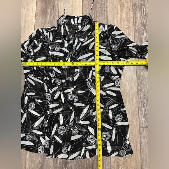 🛍️black/white slightly sheer button down shirt with adjust waist string back. - Picture 4 of 9